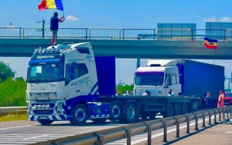 Steagul României fluturat în mijlocul autostrăzii