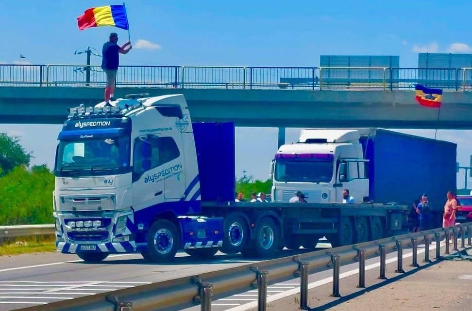 Steagul României fluturat în mijlocul autostrăzii