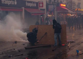 Autoritățile blochează trasee, dar tribunalul permite marș