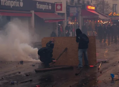 Autoritățile blochează trasee, dar tribunalul permite marș