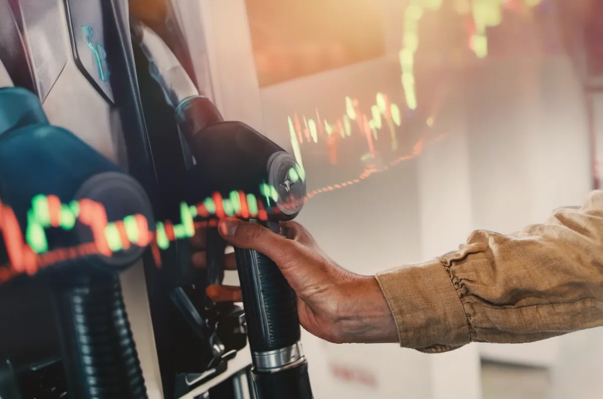 Carburanții și gazele s-ar putea scumpi până în 2028. Ce impact vor avea noile reguli UE asupra românilor