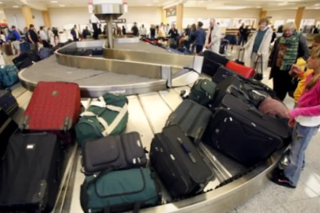 Cât de mare poate fi bagajul de mână în avion? Reguli diverse, prețuri surprinzătoare