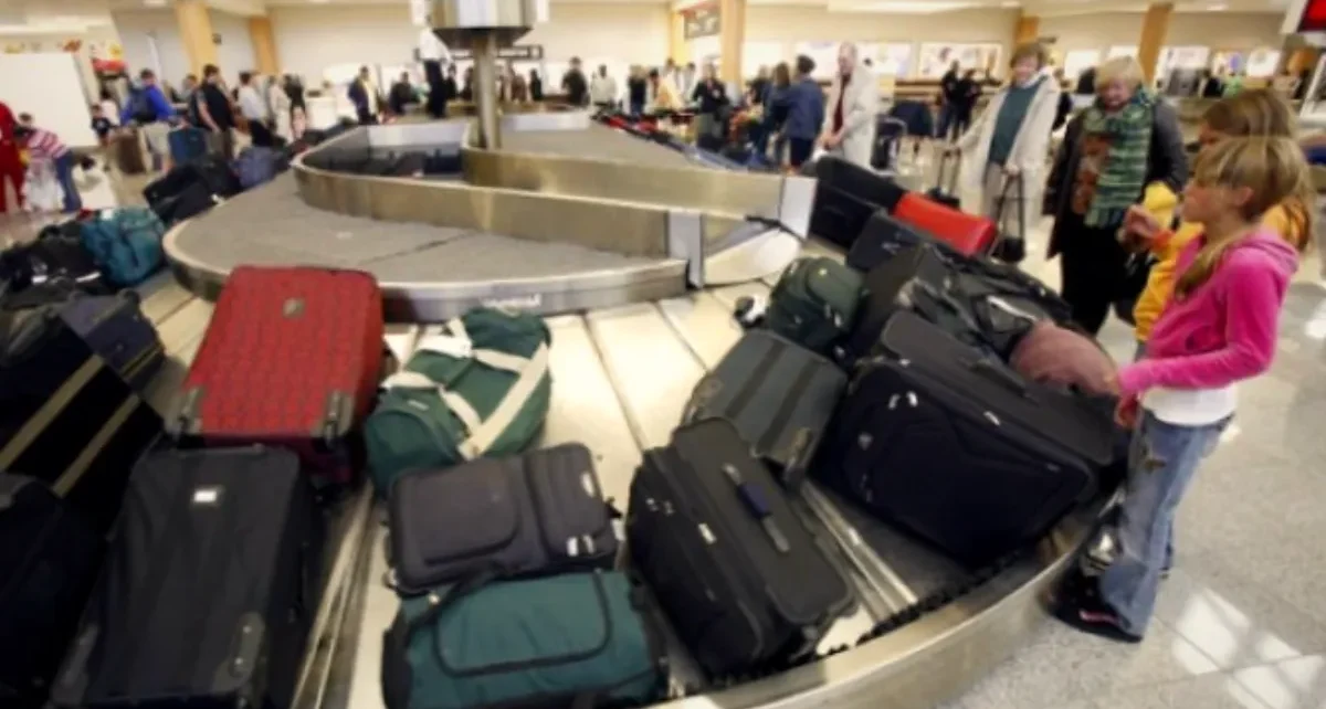 Cât de mare poate fi bagajul de mână în avion? Reguli diverse, prețuri surprinzătoare