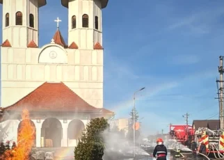 Incendiu la țeavă de gaz din apropierea unei biserici / Afectați arbori