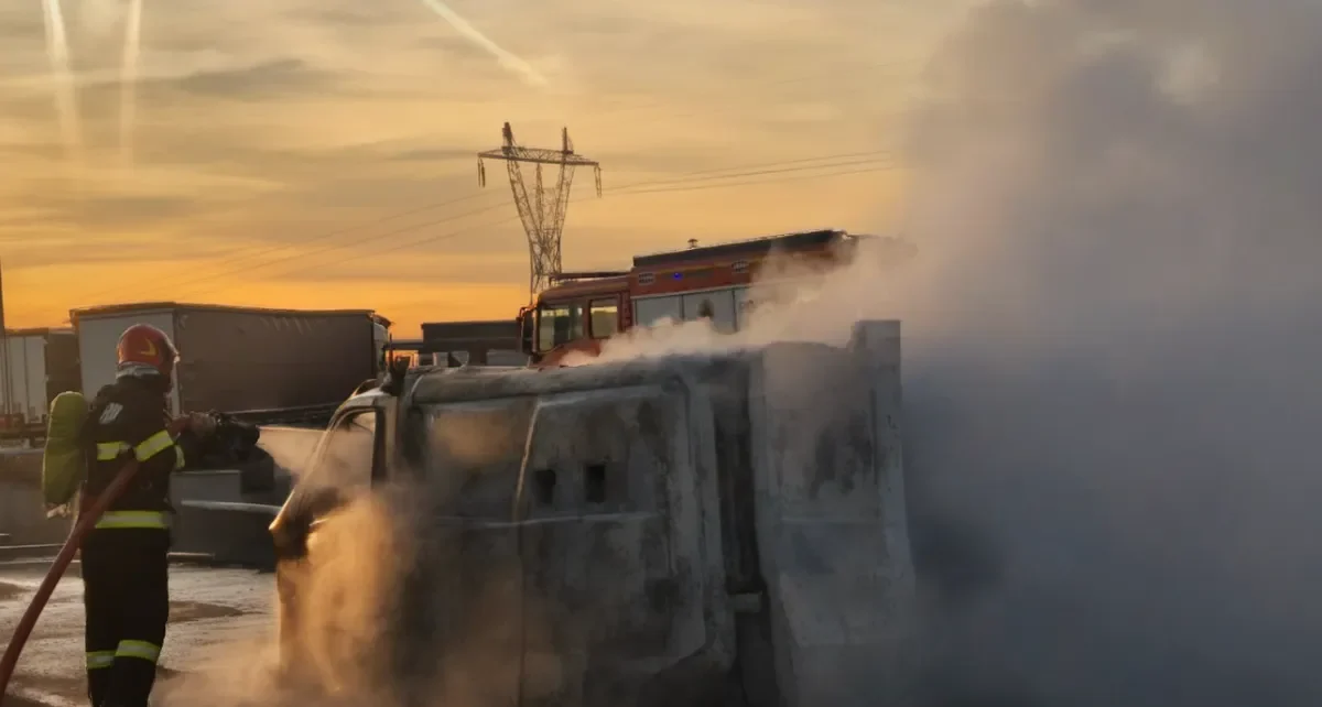 Incendiu lângă benzinărie pe A1: o dubă a ars, dar nu s-a extins