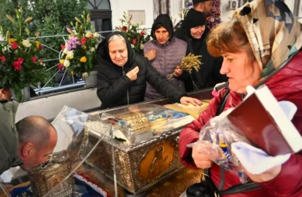 Mii de pelerini continuă să se roage la moaştele Sf. Parascheva, la Iași