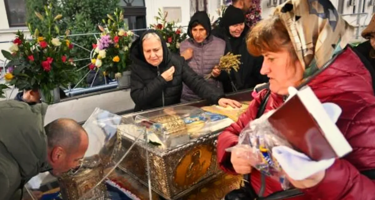 Mii de pelerini continuă să se roage la moaştele Sf. Parascheva, la Iași