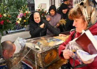Mii de pelerini continuă să se roage la moaştele Sf. Parascheva, la Iași