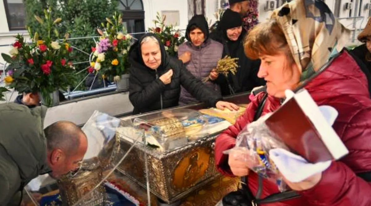 Mii de pelerini continuă să se roage la moaştele Sf. Parascheva, la Iași