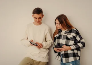 Opt state americane acuză OpenAI că ChatGPT încurajează rănirea copiilor
