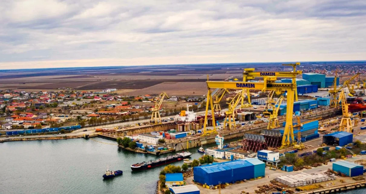 Șantierul Naval Mangalia văzut de sus, cu macaralele de pe malul lacului