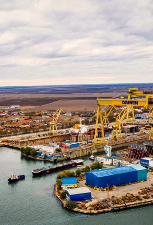 Șantierul Naval Mangalia văzut de sus, cu macaralele de pe malul lacului