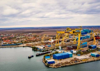 Șantierul Naval Mangalia văzut de sus, cu macaralele de pe malul lacului