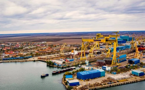 Șantierul Naval Mangalia văzut de sus, cu macaralele de pe malul lacului