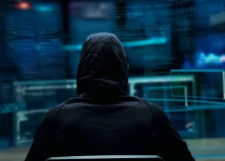 Un singur hacker atacă 100 de site-uri cu ajutorul AI