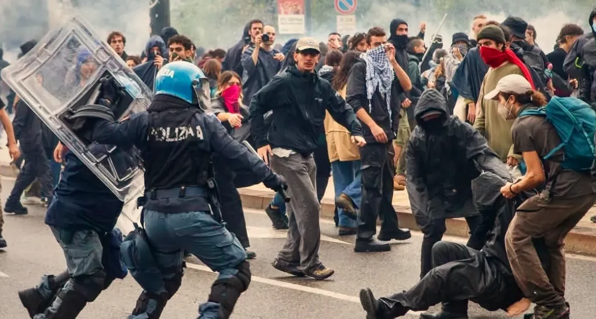 Violenţe în Paris pe timpul nopţii, după o zi de proteste în mare parte paşnice