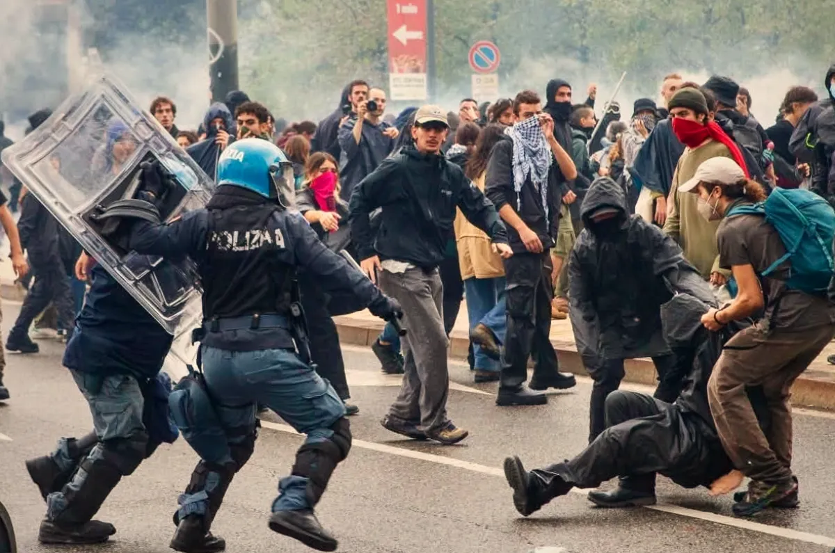 Violenţe în Paris pe timpul nopţii, după o zi de proteste în mare parte paşnice